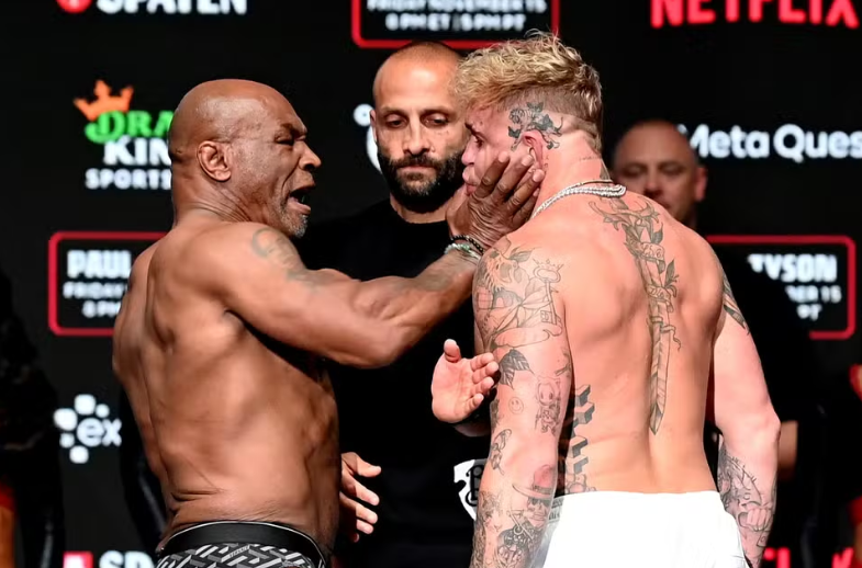 Mike Tyson dá tapa no rosto de Jake Paul em pesagem cerimonial Mike Tyson dá tapa no rosto de Jake Paul em pesagem cerimonial