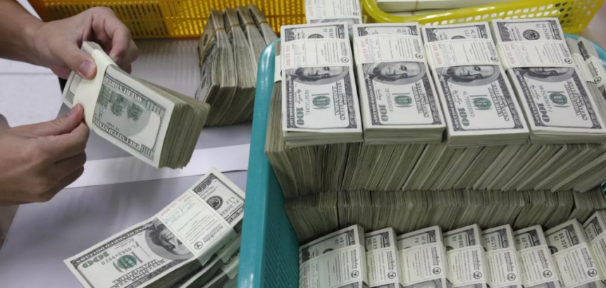 Dólar acompanha exterior e fecha em baixa ante o real Dólar acompanha exterior e fecha em baixa ante o real