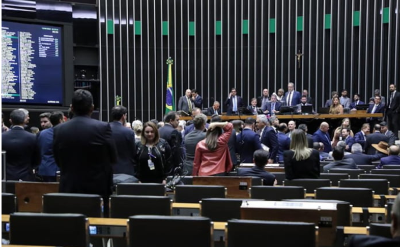 Oposição a Lula se divide em relação à PEC que acaba com escala 6×1 Oposição a Lula se divide em relação à PEC que acaba com escala 6×1