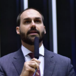 Eduardo Bolsonaro apela para que governo Milei dê refúgio a brasileiros foragidos pelos atos golpistas do 8 de janeiro