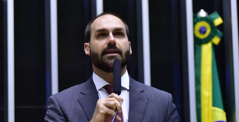 Eduardo Bolsonaro apela para que governo Milei dê refúgio a brasileiros foragidos pelos atos golpistas do 8 de janeiro Eduardo Bolsonaro apela para que governo Milei dê refúgio a brasileiros foragidos pelos atos golpistas do 8 de janeiro