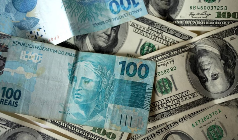 Após disparada, dólar renova máxima histórica e vai a R$ 6,07 Após disparada, dólar renova máxima histórica e vai a R$ 6,07