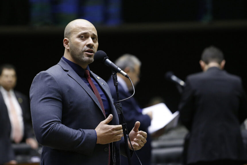 Defesa de Daniel Silveira considera prisão ‘arbitrária’ e diz que Moraes violou Lei de Execuções Penais Defesa de Daniel Silveira considera prisão ‘arbitrária’ e diz que Moraes violou Lei de Execuções Penais