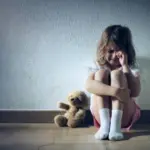 Criança de 9 anos denuncia abuso e é expulsa de casa pela própria mãe