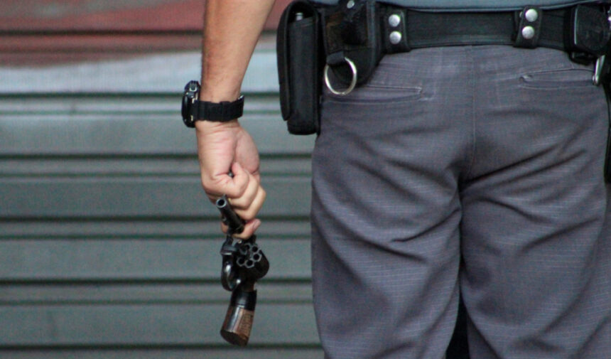 Cinco PMs são presos acusados de extorquir comerciantes em SP Cinco PMs são presos acusados de extorquir comerciantes em SP