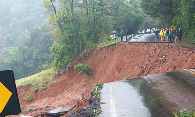 Chuvas no Paraná causam deslizamentos e bloqueio de estradas Chuvas no Paraná causam deslizamentos e bloqueio de estradas
