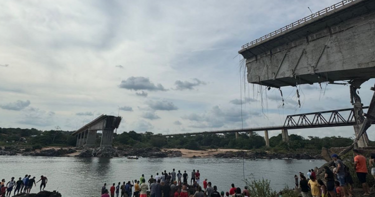 Autoridades alertam risco de contaminação em rio após queda de ponte entre Tocantins e Maranhão Autoridades alertam risco de contaminação em rio após queda de ponte entre Tocantins e Maranhão