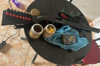 Mulher de 18 anos é presa em flagrante por tráfico de drogas e posse ilegal de arma de fogo