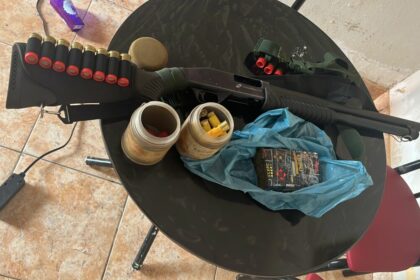 Mulher de 18 anos é presa em flagrante por tráfico de drogas e posse ilegal de arma de fogo