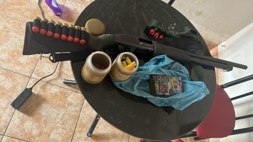 Mulher de 18 anos é presa em flagrante por tráfico de drogas e posse ilegal de arma de fogo Mulher de 18 anos é presa em flagrante por tráfico de drogas e posse ilegal de arma de fogo