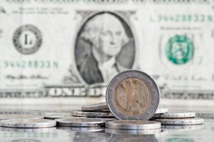 Dólar fecha última sessão em leve alta, cotado a R$ 6,06