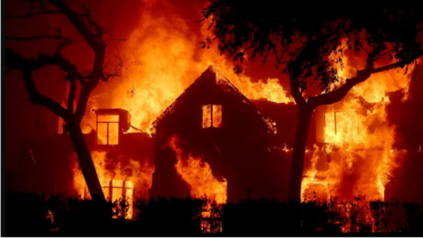 Incêndio em Los Angeles Destrói Casas e Alerta para Impactos Climáticos Incêndio em Los Angeles Destrói Casas e Alerta para Impactos Climáticos