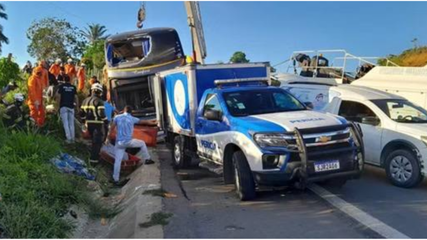 Ônibus tomba na Bahia e deixa nove feridos em Feira de Santana