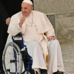 Papa Francisco Sofre Queda e Machuca o Braço Direito, Informa Vaticano