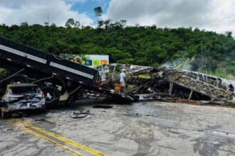 Acidente em MG: seis das 41 vítimas da batida entre ônibus e carreta ainda não foram identificadas