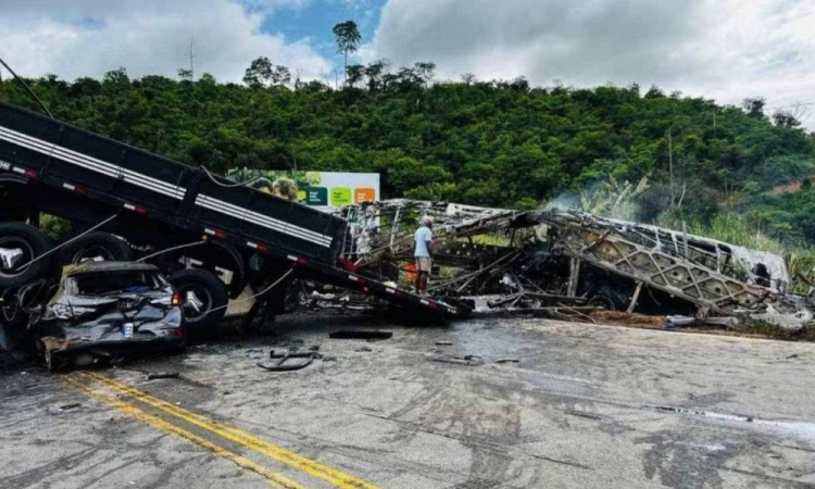 Acidente em MG: seis das 41 vítimas da batida entre ônibus e carreta ainda não foram identificadas Acidente em MG: seis das 41 vítimas da batida entre ônibus e carreta ainda não foram identificadas