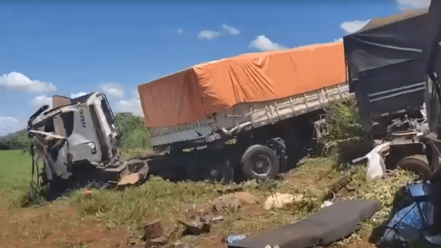 Acidente na BR-452 envolvendo três carretas deixa motoristas gravemente feridos Acidente na BR-452 envolvendo três carretas deixa motoristas gravemente feridos