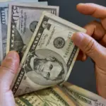 Dólar cai pela 9ª vez seguida, cotado a R$ 5,85