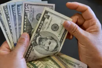 Dólar fecha em queda, cotado a R$ 5,64, no menor patamar em cinco meses