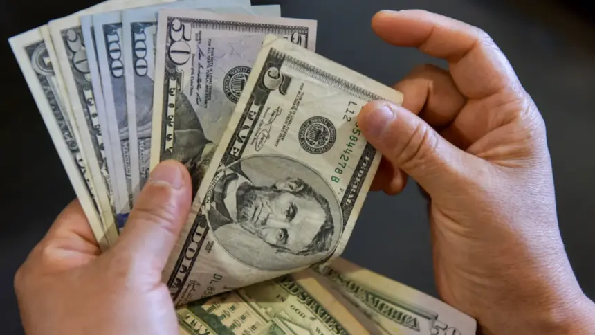 Dólar cai pela 9ª vez seguida, cotado a R$ 5,85 Dólar cai pela 9ª vez seguida, cotado a R$ 5,85