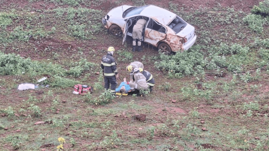 Mulher perde o controle de veículo na GO-080 e quebra os dois braços durante capotamento Mulher perde o controle de veículo na GO-080 e quebra os dois braços durante capotamento