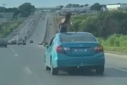 Passageira é flagrada no teto solar de carro, na BR-153