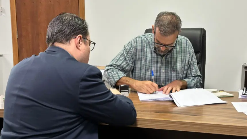 Renato de Castro assina projeto para desbloquear contas e parcelar em 24 vezes sem juros em multas Renato de Castro assina projeto para desbloquear contas e parcelar em 24 vezes sem juros em multas
