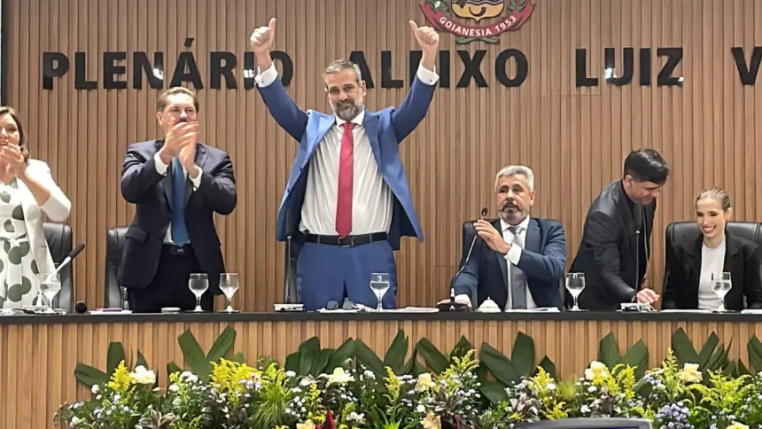 Renato de Castro e Luciana Naves tomam posse em Goianésia, como prefeito e vice Renato de Castro e Luciana Naves tomam posse em Goianésia, como prefeito e vice