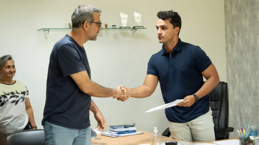 Renato de Castro entrega à Câmara PL que dará início ao Programa “Goianésia 1.000 casas” Renato de Castro entrega à Câmara PL que dará início ao Programa “Goianésia 1.000 casas”