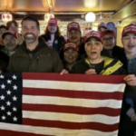 Filho de Trump na Groenlândia: Foto com Moradores de Rua Gera Controvérsia Global