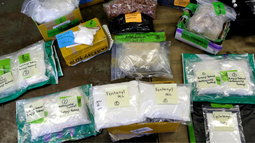 Fentanil nos EUA: Como a droga citada por Trump influencia políticas tarifárias Fentanil nos EUA: Como a droga citada por Trump influencia políticas tarifárias