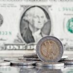 Dólar encerra última sessão em leve queda, a R$ 5,75