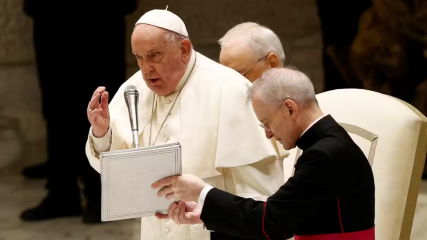 Papa Francisco enfrenta resistência ao tentar cortar gastos no orçamento do Vaticano