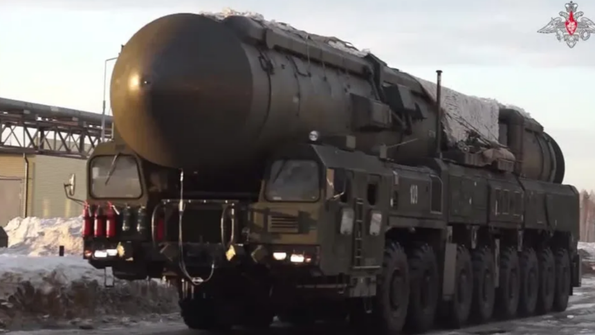 Rússia realiza exercícios militares com míssil balístico intercontinental Rússia realiza exercícios militares com míssil balístico intercontinental