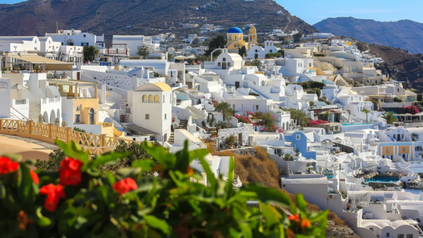 Terremotos em Santorini: 6.000 pessoas deixam a ilha grega após abalos sísmicos Terremotos em Santorini: 6.000 pessoas deixam a ilha grega após abalos sísmicos