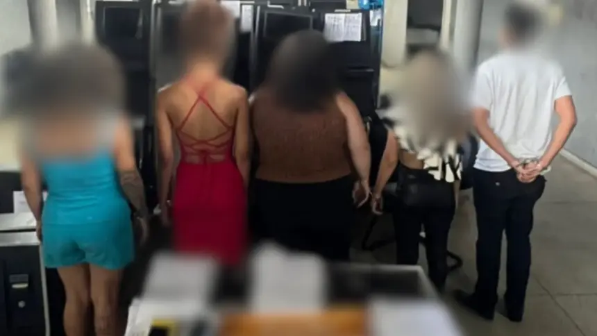 Cinco pessoas são presas por golpe com falsa agência de modelos Cinco pessoas são presas por golpe com falsa agência de modelos