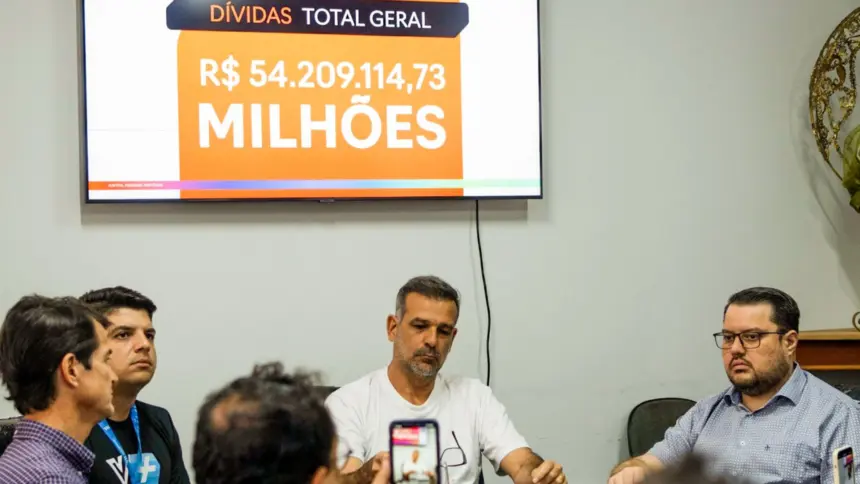 Dívida de R$ 54 milhões; cortes que somam mais de R$ 480 mil e investimentos de R$ 4 milhões, marca os primeiros meses de mandato de Renato Dívida de R$ 54 milhões; cortes que somam mais de R$ 480 mil e investimentos de R$ 4 milhões, marca os primeiros meses de mandato de Renato