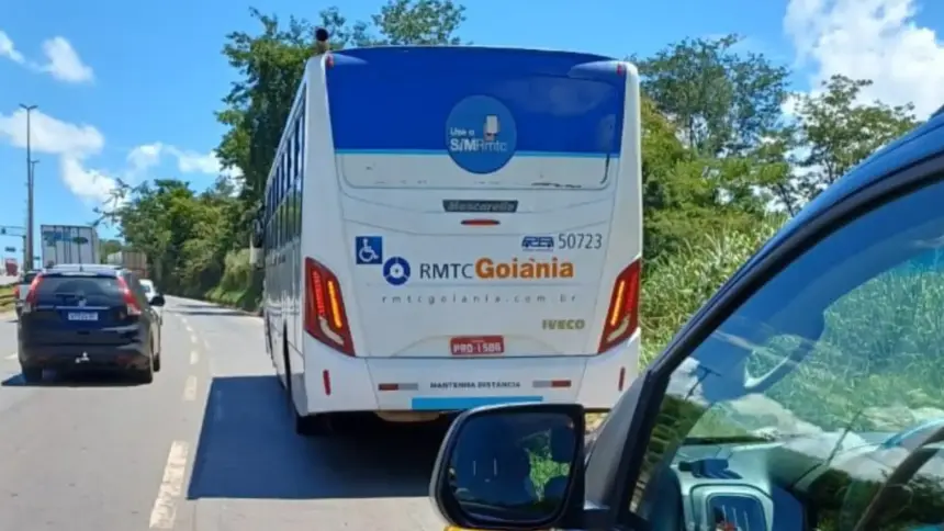 Homem é preso após ameaçar passageiros com faca em ônibus na BR-153