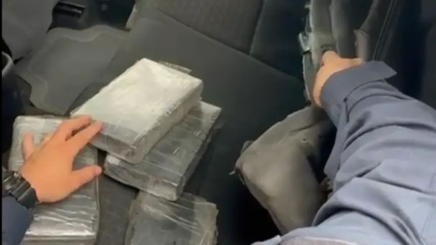 Na BR-060, PRF apreende 6 kg de cocaína escondidos em banco de carro Na BR-060, PRF apreende 6 kg de cocaína escondidos em banco de carro