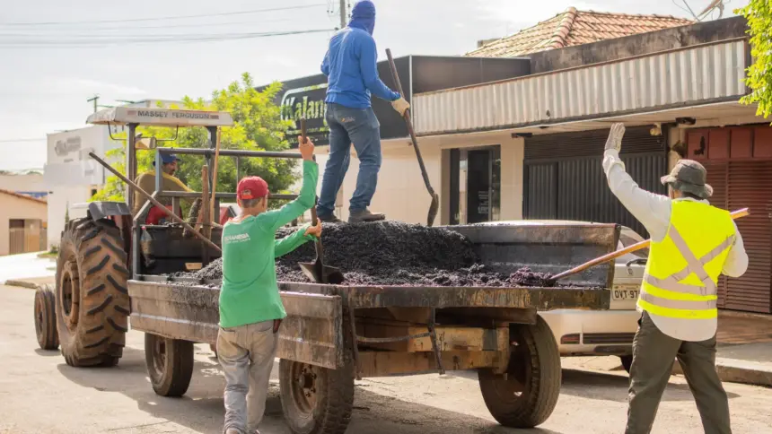 Prefeitura de Goianésia investe 180 toneladas de massa asfáltica na operação tapa-buracos Prefeitura de Goianésia investe 180 toneladas de massa asfáltica na operação tapa-buracos