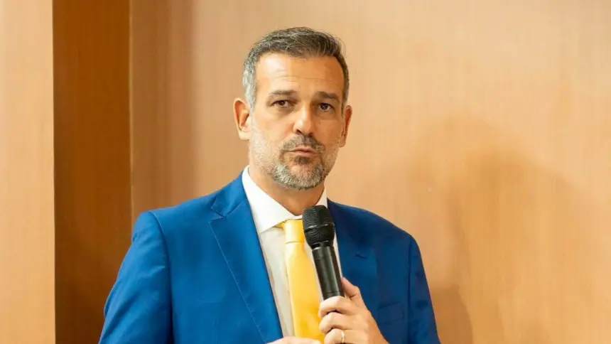 “Valor da dívida deixada na prefeitura daria para construir 700 casas”, revela Renato de Castro “Valor da dívida deixada na prefeitura daria para construir 700 casas”, revela Renato de Castro