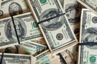 Dólar conclui último pregão em alta de 0,50%, cotado a R$ 5,67