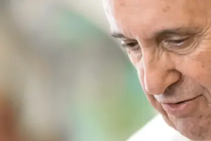 Papa Francisco apresenta melhora gradual, mas quadro ainda é complexo, diz Vaticano