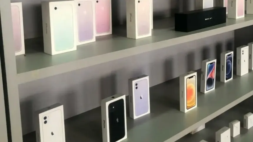 Polícia e Procon realizam ação em loja de celulares investigada por vender aparelhos e não entregar Polícia e Procon realizam ação em loja de celulares investigada por vender aparelhos e não entregar