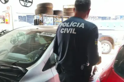 Polícia realiza ação em loja suspeita de vender peças de veículos desmanchados