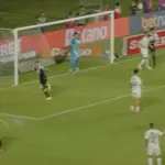 Santos sofre virada do Vasco com brilho de Vegetti em seu retorno à elite do Brasileirão
