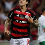 Flamengo goleia no Maracanã para liderar o Campeonato Brasileiro
