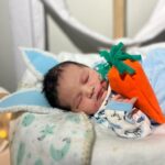 Recém-nascidos posam para ensaio fotográfico de Páscoa no Hospital de Luziânia