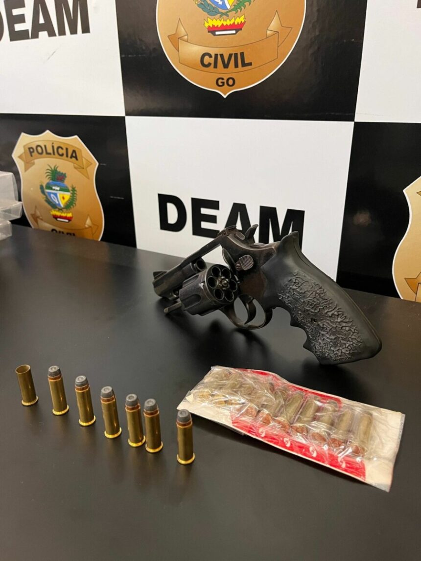Homem é preso, em Rio Verde, por porte ilegal de arma e por divulgar imagens íntimas de sua companheira – Policia Civil do Estado de Goiás Homem é preso, em Rio Verde, por porte ilegal de arma e por divulgar imagens íntimas de sua companheira – Policia Civil do Estado de Goiás