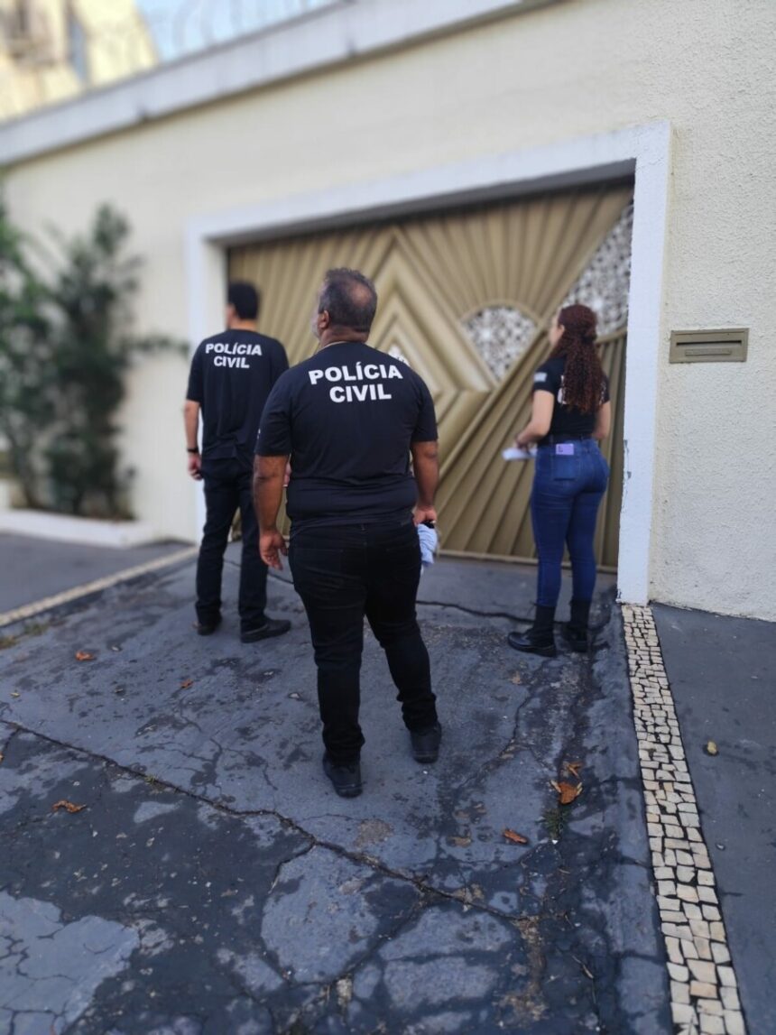 Polícia Civil cumpre buscas e apreende arma usada por investigado para intimidar dono de comércio em Aparecida de Goiânia Polícia Civil cumpre buscas e apreende arma usada por investigado para intimidar dono de comércio em Aparecida de Goiânia